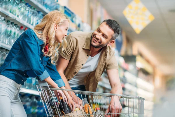 Un par de compras en el supermercado - foto de stock