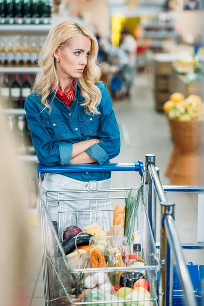 Woman in shopping supermarket — Stock Photo