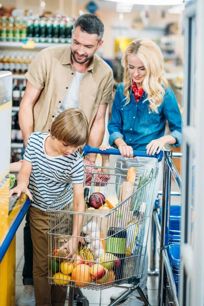 Famiglia nel supermercato — Foto stock