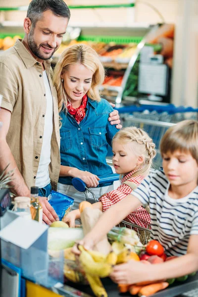 Familia en el supermercado - foto de stock