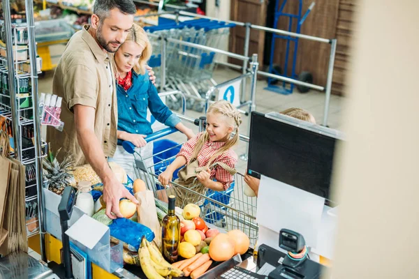 Familia en el supermercado - foto de stock