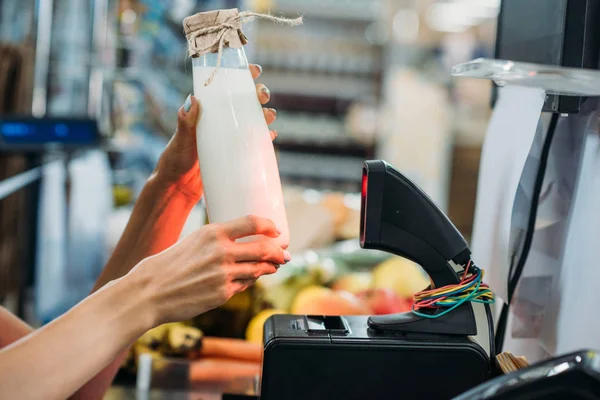 Venditore che detiene bottiglia di latte — Foto stock