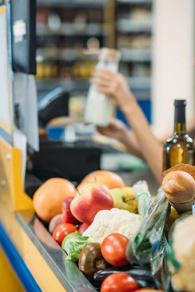 Comida en el cajero automático en el supermercado - foto de stock