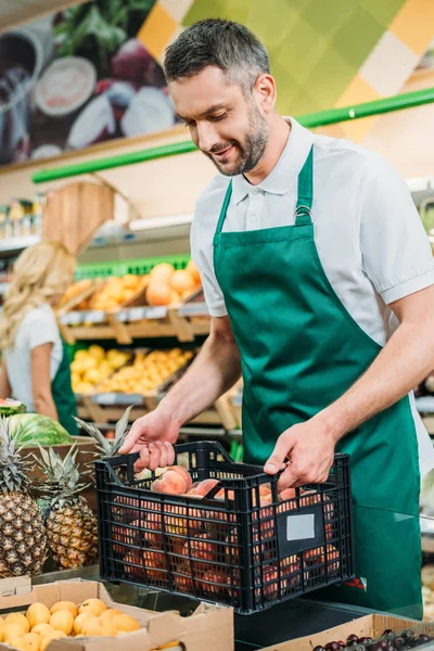 Asistente de tienda en la tienda de comestibles - foto de stock