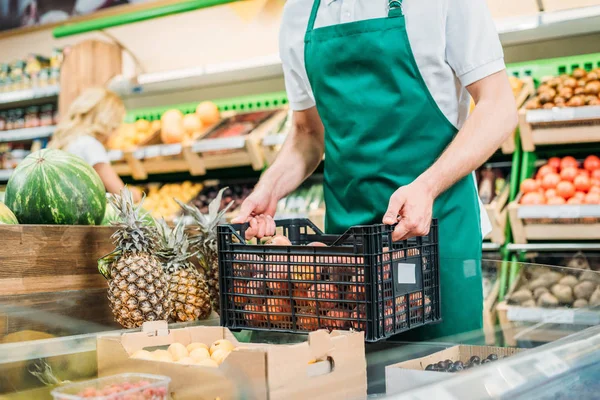 Asistente de tienda en la tienda de comestibles - foto de stock