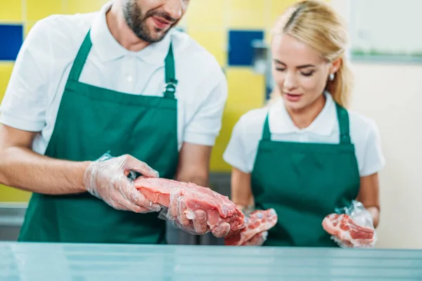 Asistentes de tienda en el supermercado - foto de stock