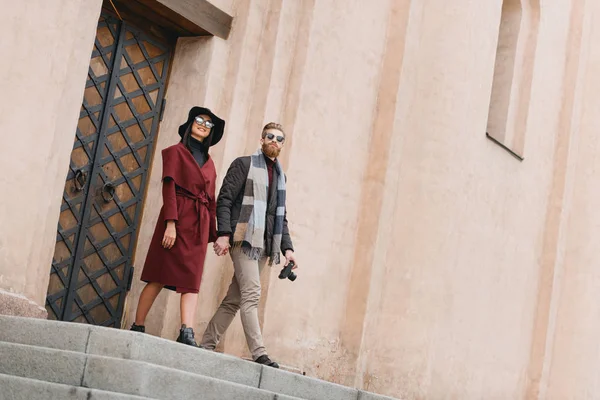 Homme avec caméra vintage et femme — Photo de stock