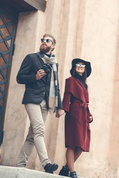 Homme avec caméra vintage et femme — Photo de stock