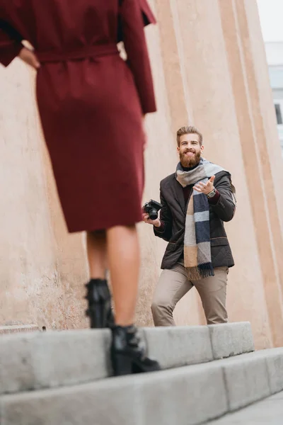 Photographer talking to model — Stock Photo