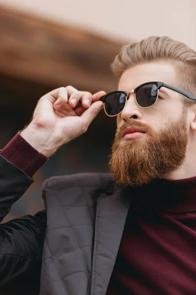 Homme avec des lunettes de soleil à la mode — Photo de stock