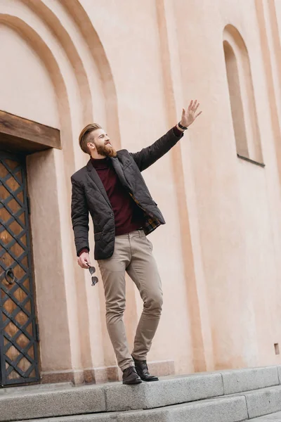 Hombre saludando con la mano - foto de stock