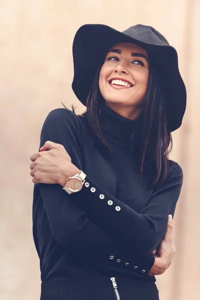 Жінка в чорному одязі з капелюхом — стокове фото