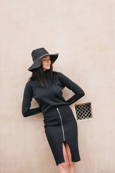 Mulher em roupas pretas com chapéu — Fotografia de Stock