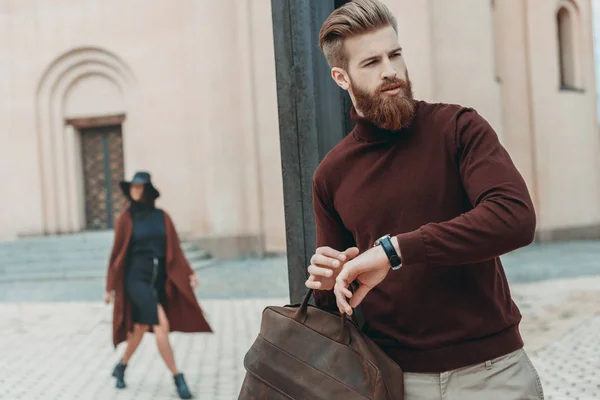 Homem elegante à espera de data — Fotografia de Stock