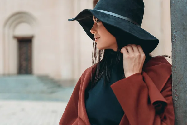 Frau in schickem Mantel und Hut — Stockfoto