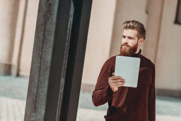 Man with digital tablet outdoors — Stock Photo