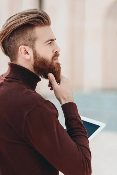 Bearded man with tablet — Stock Photo