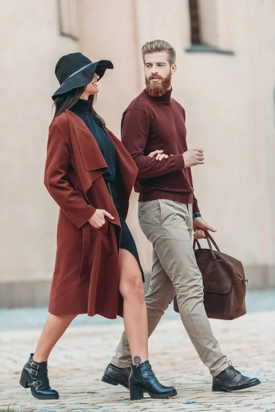 Couple marchant à l'extérieur — Photo de stock