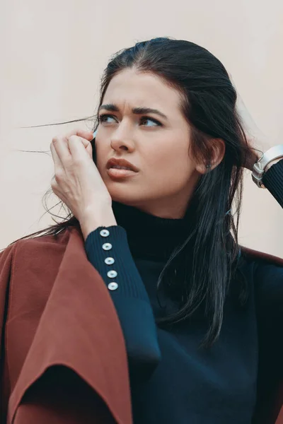 Mujer hablando por teléfono - foto de stock