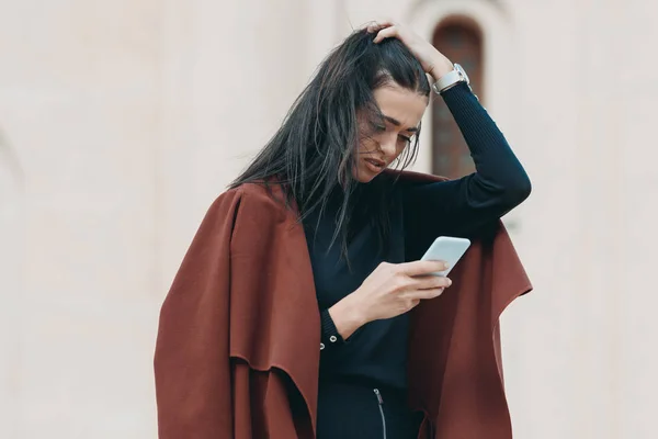 Mujer con estilo usando teléfono inteligente - foto de stock