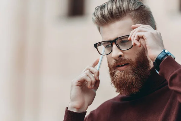 Homme parlant par téléphone — Photo de stock