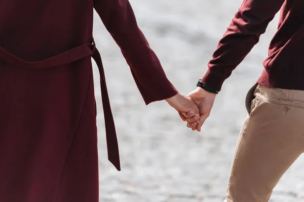 Holding hands — Stock Photo