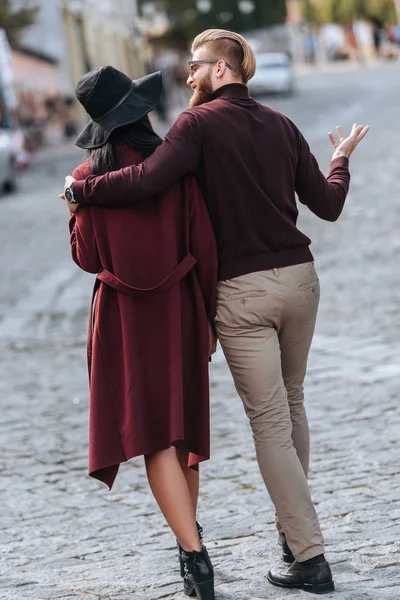 Casal andando ao ar livre — Fotografia de Stock