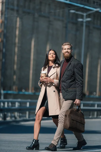 Casal andando ao ar livre — Fotografia de Stock