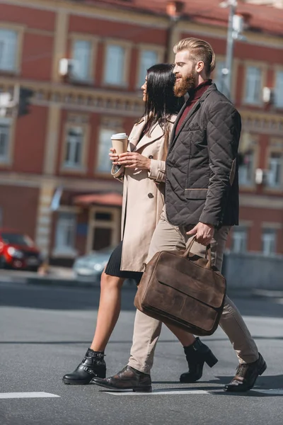 Casal andando ao ar livre — Fotografia de Stock