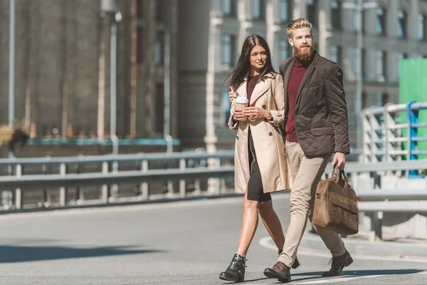 Couple marchant à l'extérieur — Photo de stock