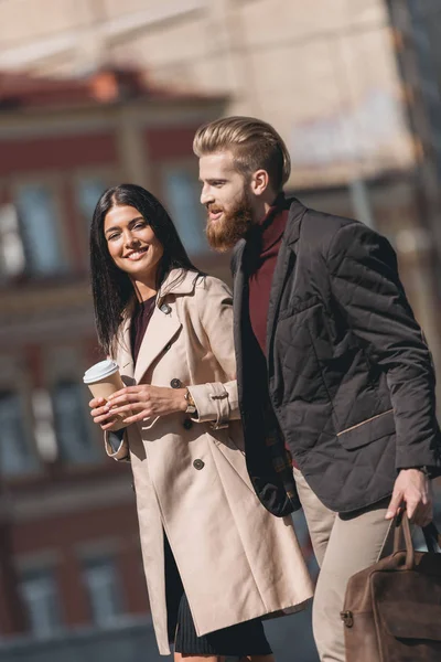 Pareja caminando al aire libre - foto de stock