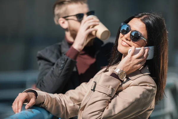 Femme parlant par téléphone — Photo de stock