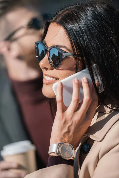 Mulher falando por telefone — Fotografia de Stock