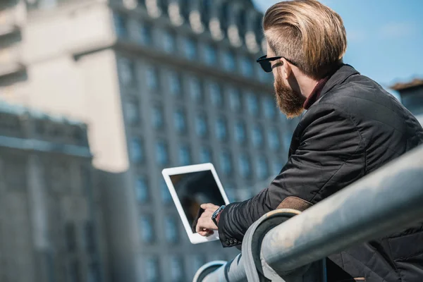 Young man with tablet — Stock Photo