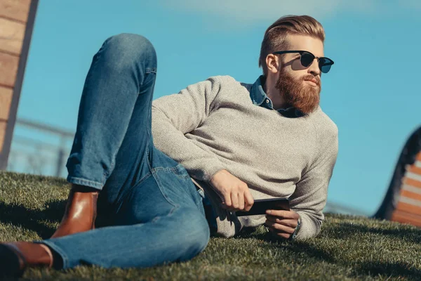 Homme posé sur l'herbe — Photo de stock