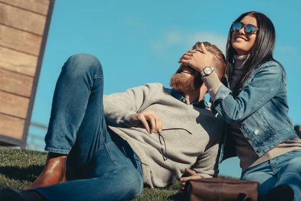 Mujer cubriendo ojos de novio - foto de stock