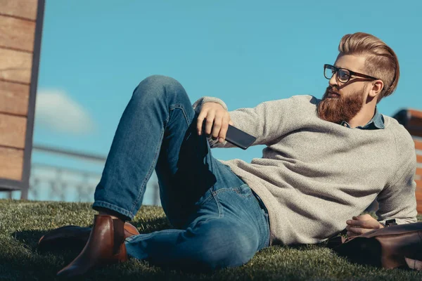 Mann liegt auf Gras — Stockfoto
