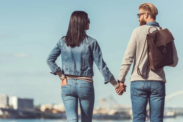 Joven pareja sosteniendo las manos - foto de stock