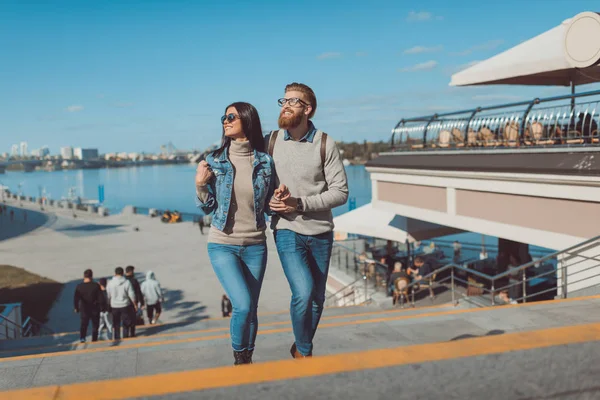 Paar spaziert im Freien — Stockfoto