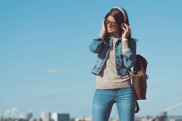 Frau hört Musik mit Kopfhörern — Stockfoto