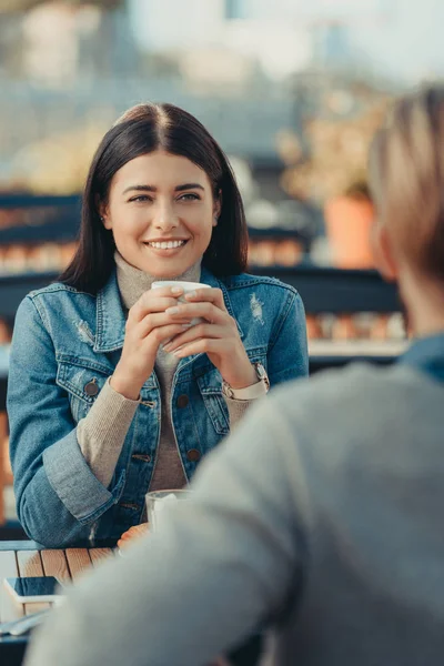 Femme buvant du café avec petit ami — Photo de stock