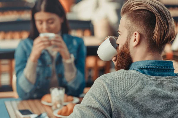 Couple drinking coffee — Stock Photo