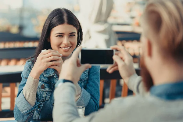 Mann fotografiert Freundin in Café — Stockfoto