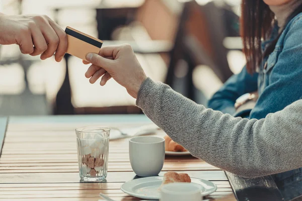 Couple paying with credit card in cafe — Stock Photo