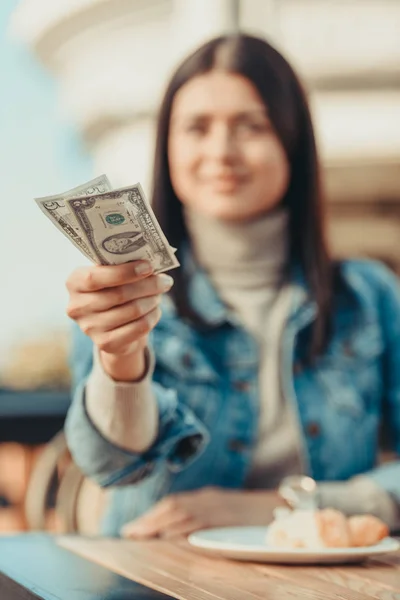 Paying with cash — Stock Photo
