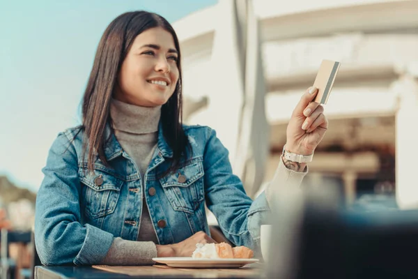 Femme payant avec carte de crédit — Photo de stock