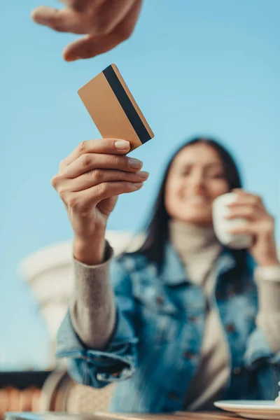 Femme payant avec carte de crédit — Photo de stock