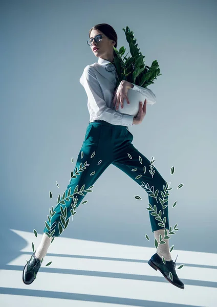 Hipster-Frau im weißen Hemd mit Pflanze — Stockfoto