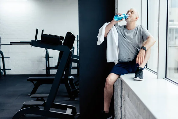 Desportista sênior beber água — Fotografia de Stock