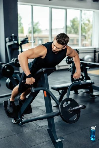 Entrenamiento de deportista en equipos deportivos - foto de stock